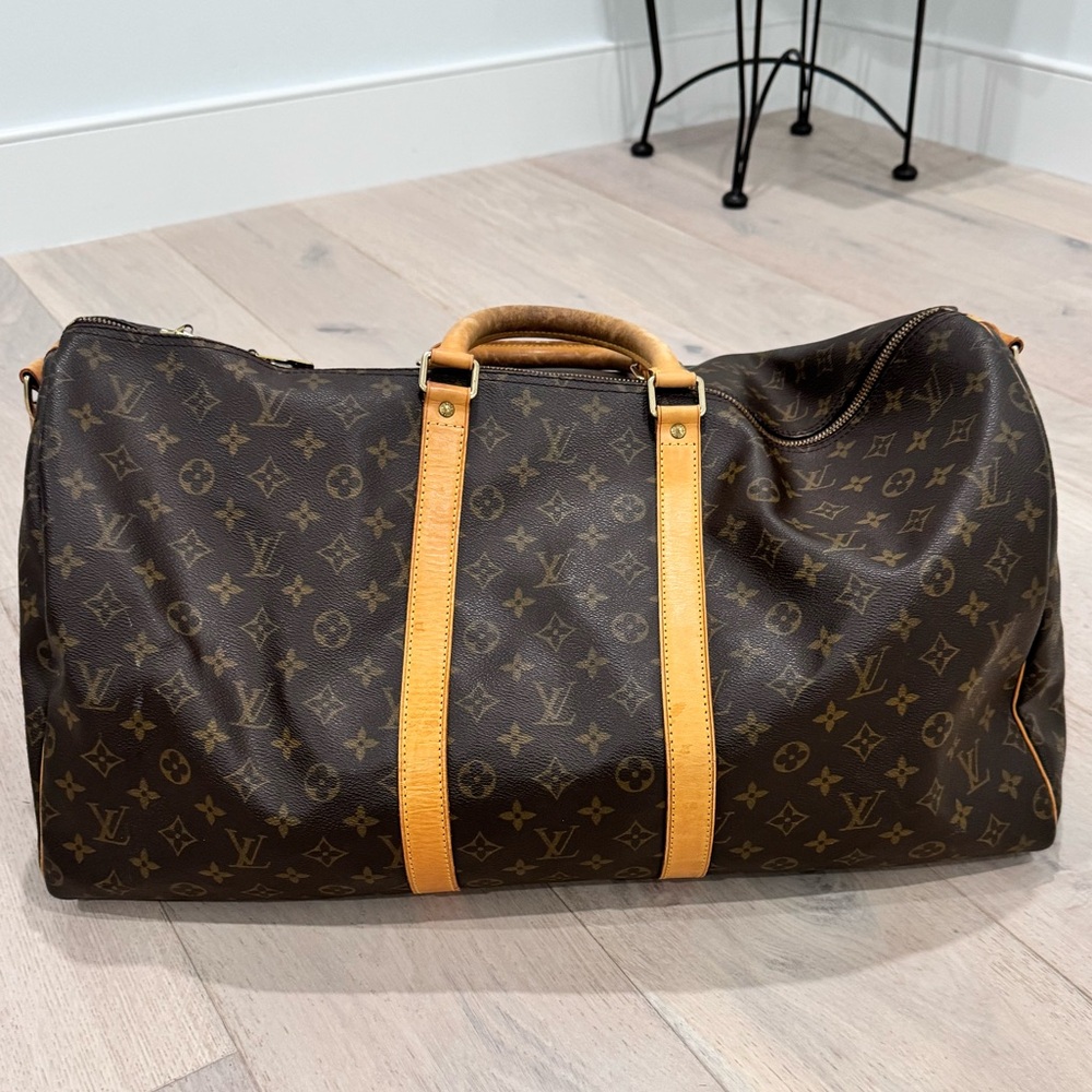Authentic Louis Vuitton - Keepall Bandoulière 55 travel duffle bag.